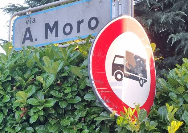 Cartelli stradali da sistemare a Sumirago