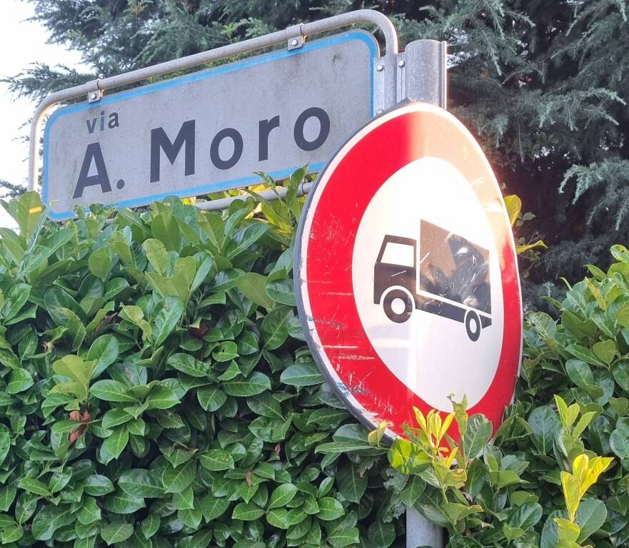 Cartelli storti a sumirago