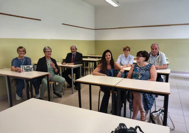 Gli ex studenti della 4B del Manzoni di Varese tornano in classe a 50 anni dalla maturità