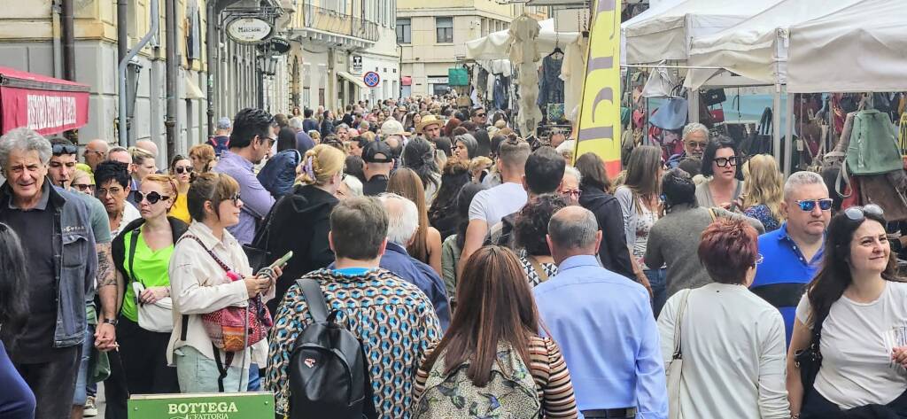 Gli Ambulanti di Forte dei Marmi® colorano il ferragosto di Angera
