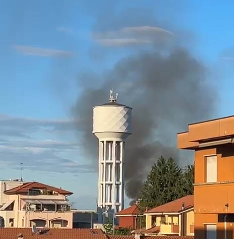 Incendio a Cerro Maggiore 4 agosto 2025 