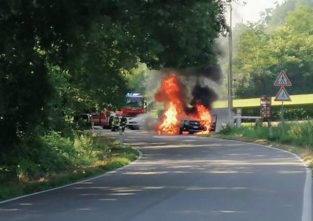 Incendio auto 