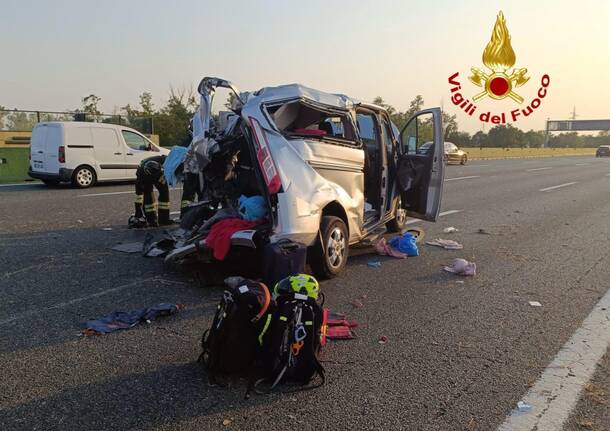 Incidente tra un camion e un auto sull'A4 tra la barriera della Ghisolfa e l'uscita di Rho