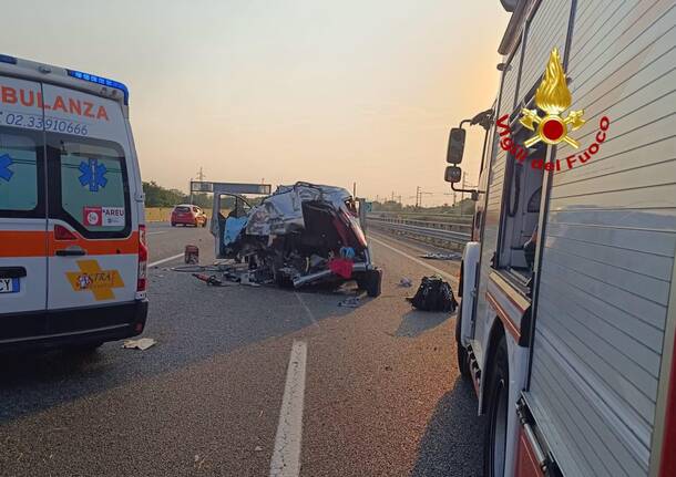 Incidente tra un camion e un auto sull'A4 tra la barriera della Ghisolfa e l'uscita di Rho