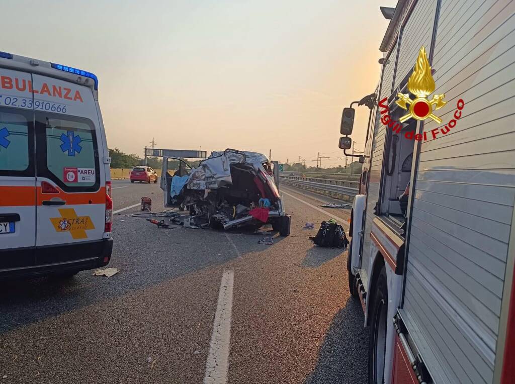 Incidente tra un camion e un auto sull'A4 tra la barriera della Ghisolfa e l'uscita di Rho