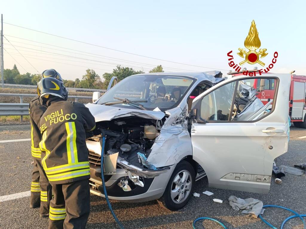 Incidente tra un camion e un auto sull'A4 tra la barriera della Ghisolfa e l'uscita di Rho