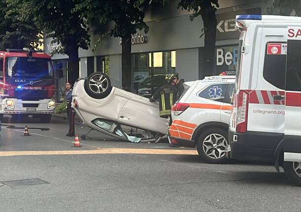 Ribaltamento in via Pisacane a Legnano, soccorse 6 persone