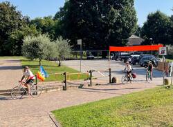 L'arrivo del Kaki Bike Tour a Travedona Monate
