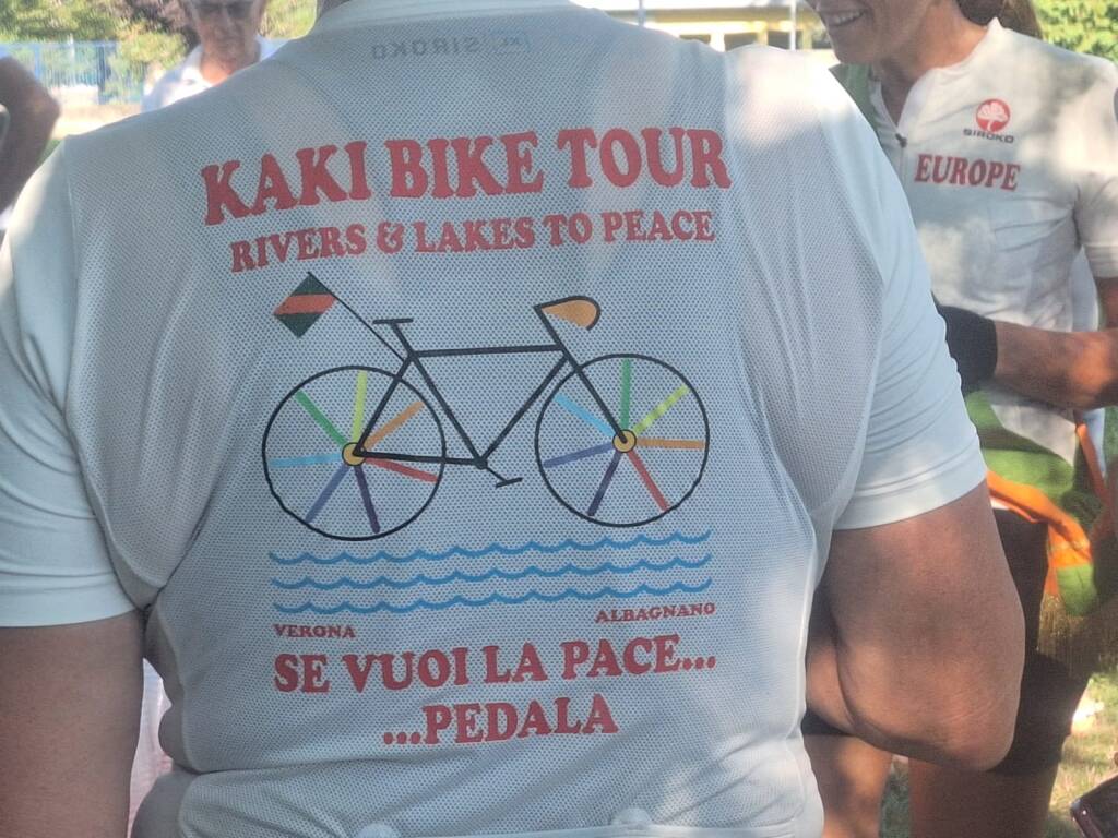 L'arrivo del Kaki Bike Tour a Travedona Monate