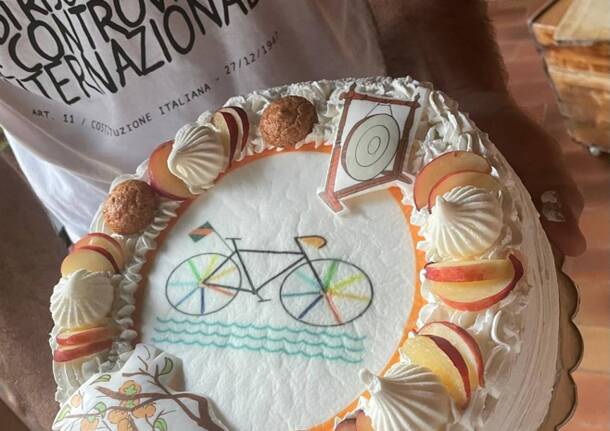 L’arrivo del Kaki Bike Tour a Travedona Monate