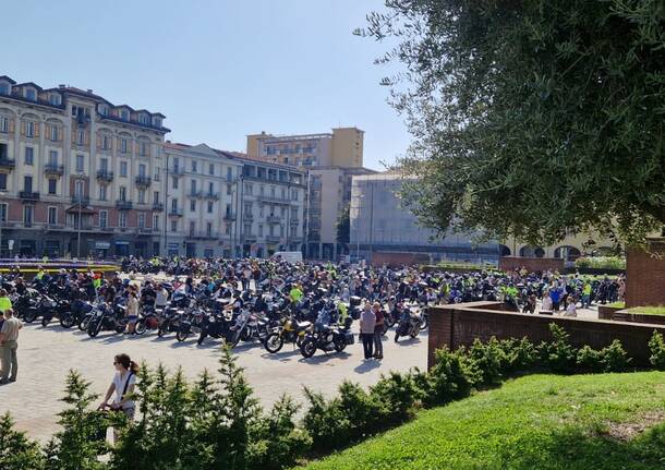 La partenza del 21 Motoadunata degli alpini