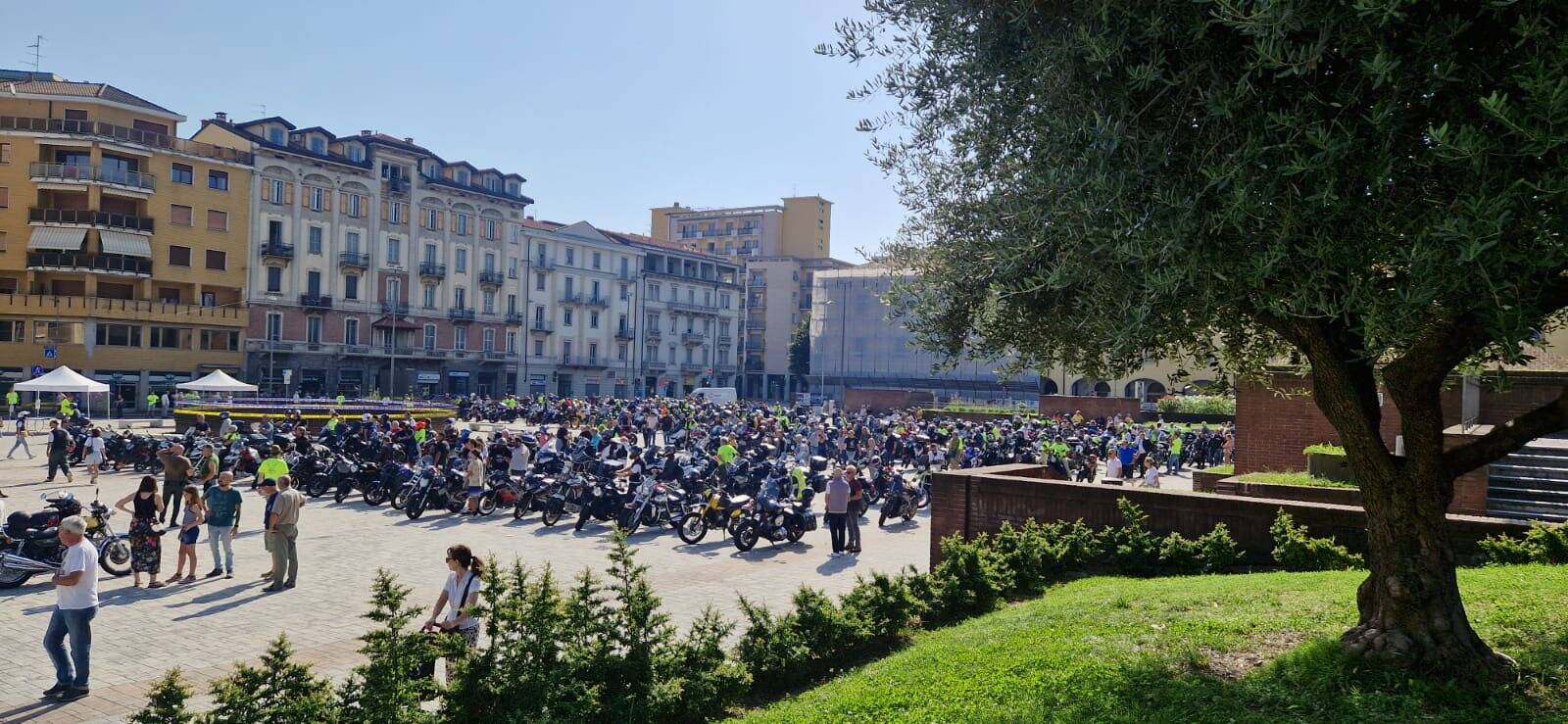 La partenza del 21 Motoadunata degli alpini