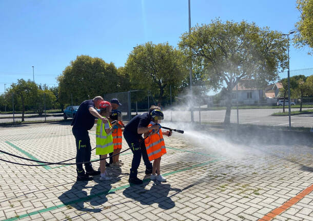 La Protezione Civile insegna ai ragazzi del Virtus Summer Camp come spegnere un incendio boschivo