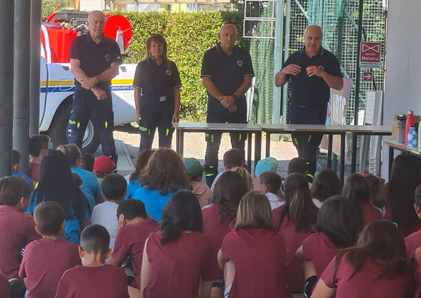 La Protezione Civile insegna ai ragazzi del Virtus Summer Camp come spegnere un incendio boschivo