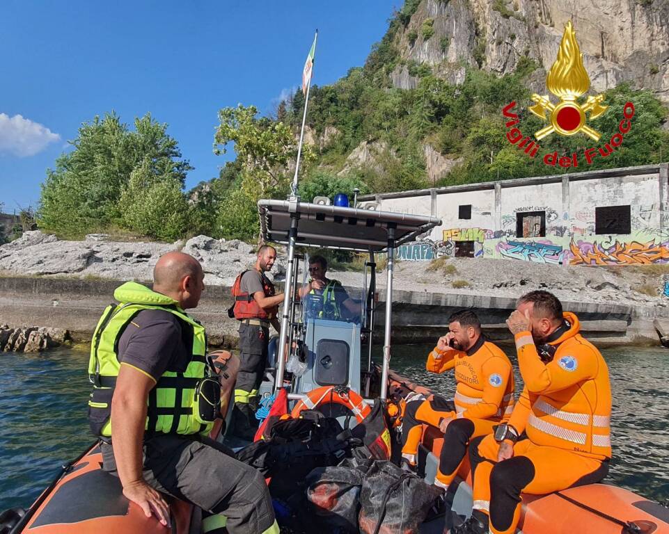 Le ricerche del 21enne nel lago a Caldè