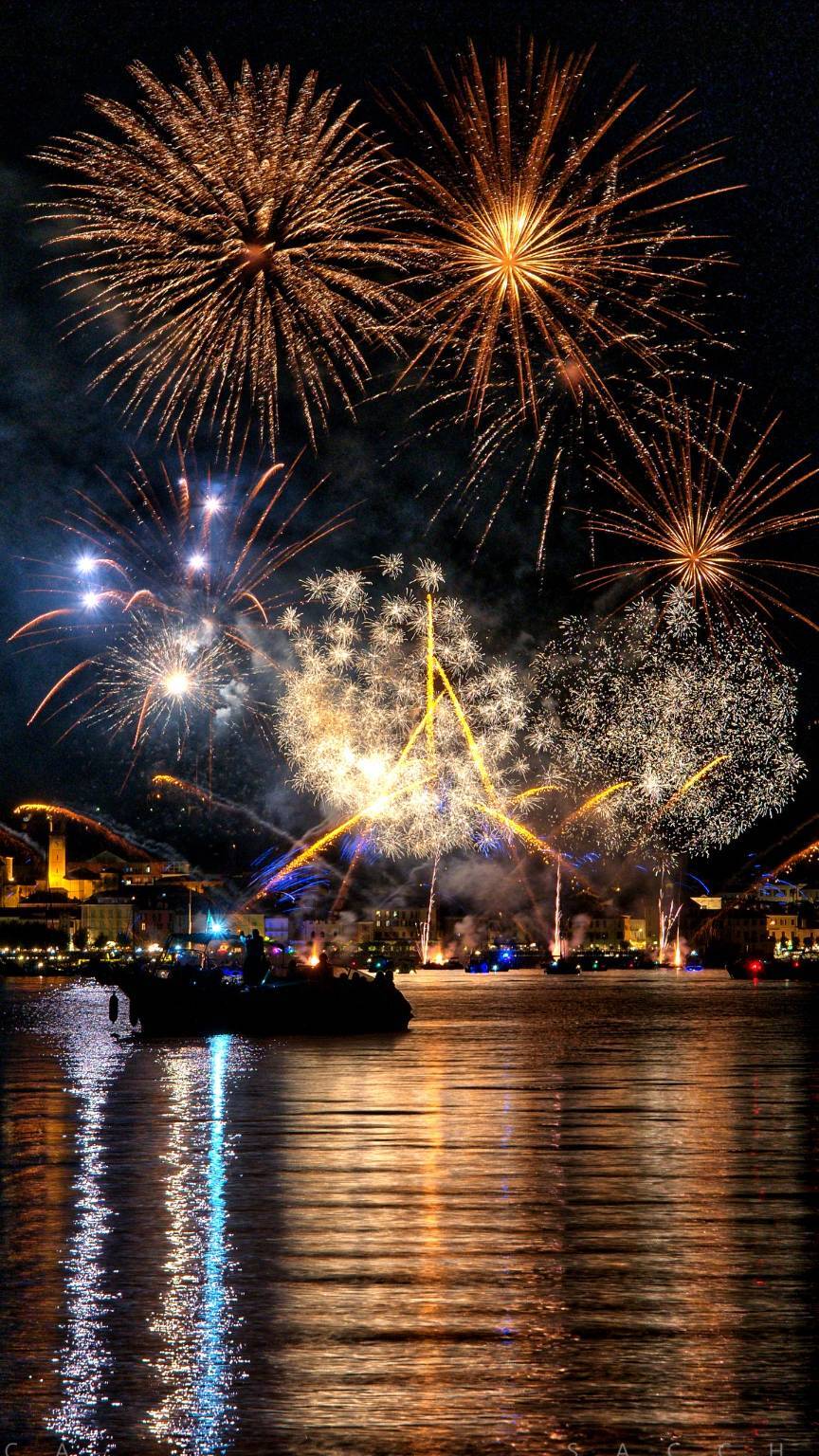 Lumina 2025, i fuochi d'artificio di Arona