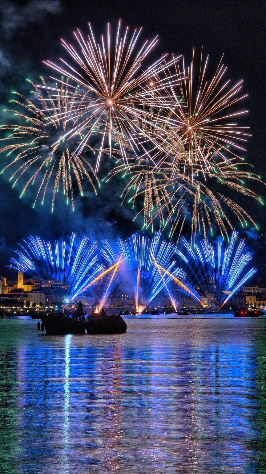 Lumina 2025, i fuochi d'artificio di Arona