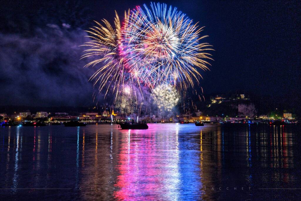 Lumina 2025, i fuochi d'artificio di Arona