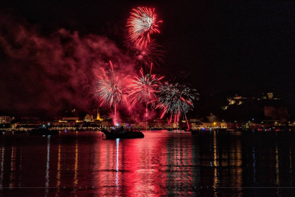 Lumina 2025, i fuochi d'artificio di Arona