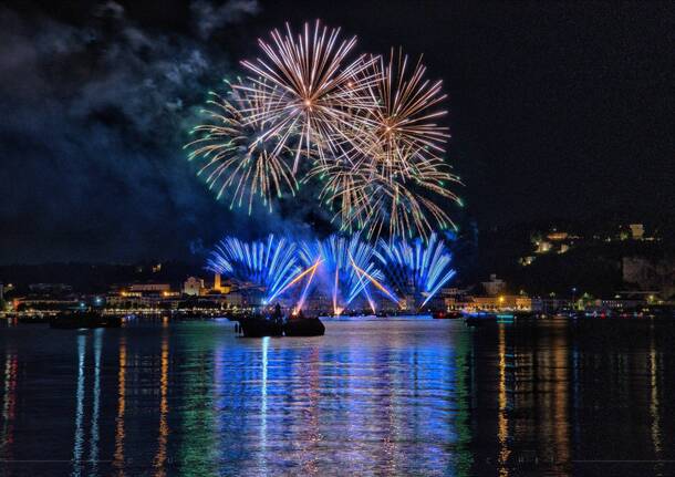 Lumina 2025, i fuochi d’artificio di Arona