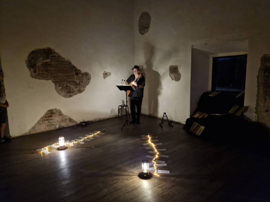 Maratona di letture notturne a luci soffuse al Castello di Legnano con "Ascoltami nel buio"
