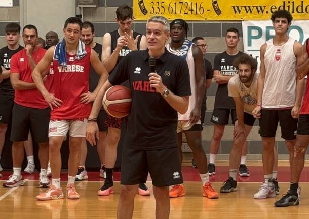 Openjobmetis, primi applausi dei tifosi