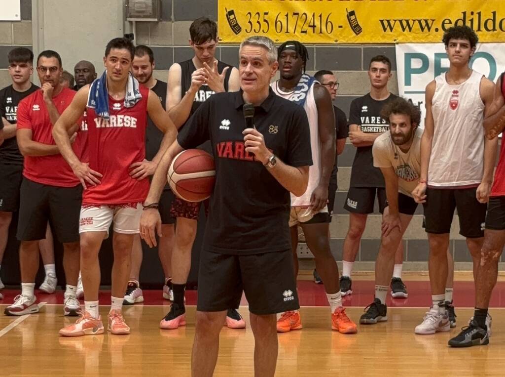 Openjobmetis, primi applausi dei tifosi