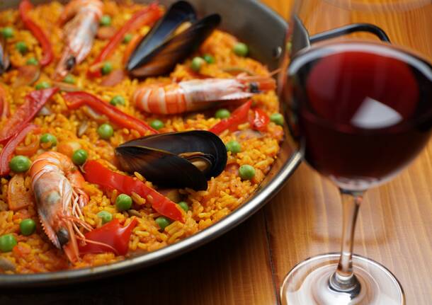 paella e vino ai