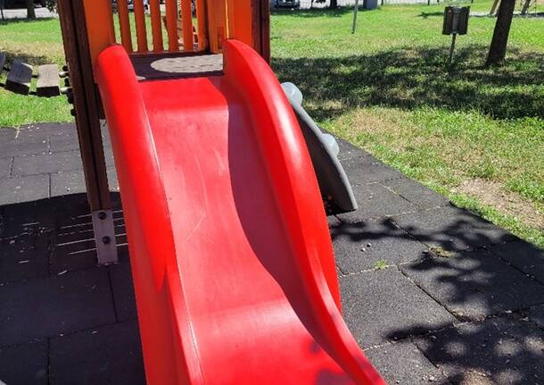 Ripristinati i giochi vandalizzati al Parco Corte del Ciliegio di Castellanza