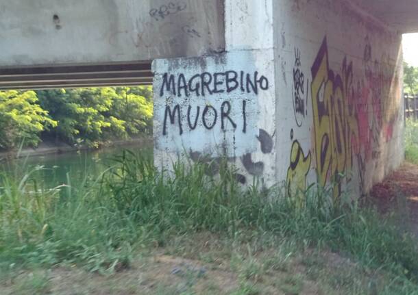 Scritte anti-Islam e razziste lungo la ciclopedonale del Villoresi tra Parabiago e Arconate