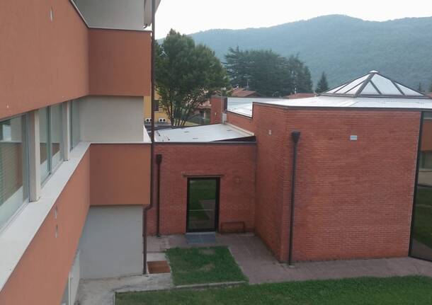 La nuova tettoia d’ingresso delle elementari