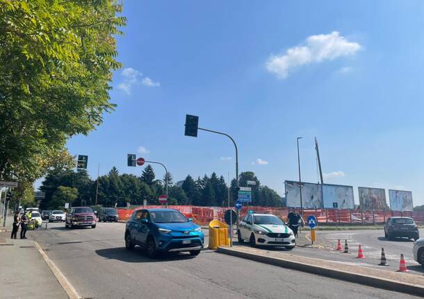 Semaforo fuori uso tra viale Cadorna e via del Carmelo a Legnano
