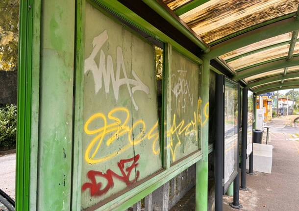 Vandali in azione alla stazione ferroviaria di Casciago Morosolo