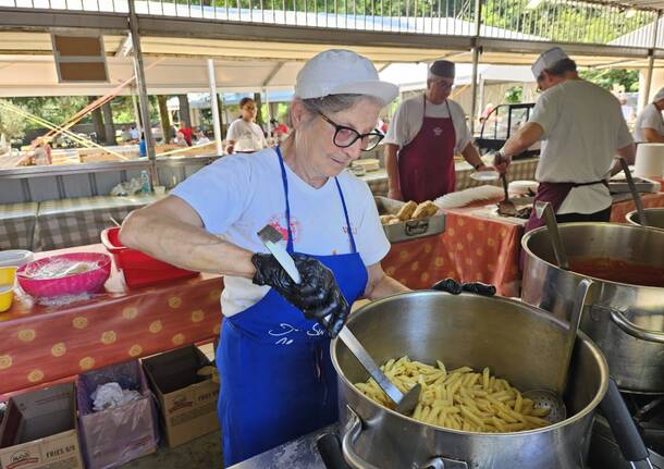 volontaria della festa di agosto