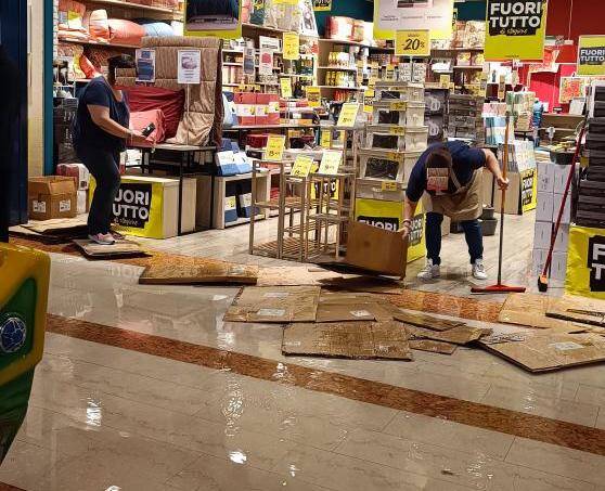 Allagamento centro commerciale iper belforte varese
