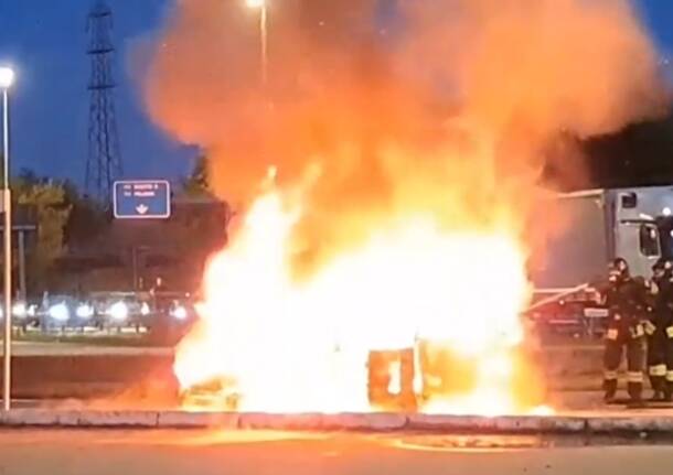 Auto in fiamme a gallarate 2 settembre 2025