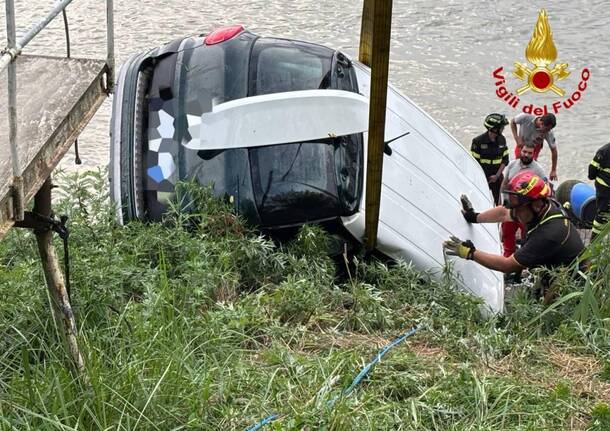 Auto ripescata nel Po