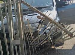 auto sfonda cancello scuola gallarate 