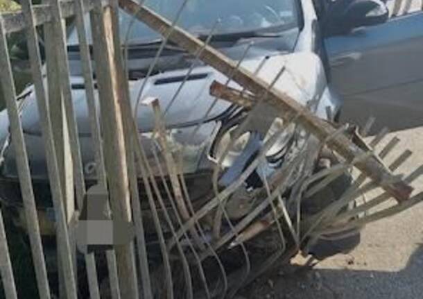 auto sfonda cancello scuola gallarate 