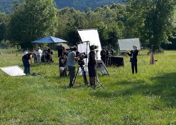 Il set televisivo nelle campagne di Brinzio