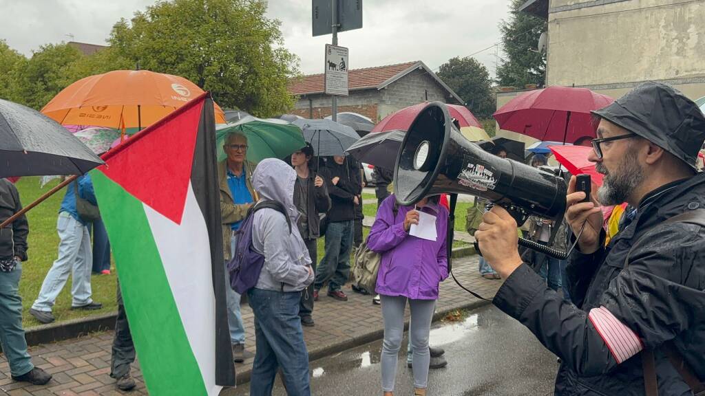 La protesta contro le forniture a Israele allo stabilimento Leonardo di Cascina Costa