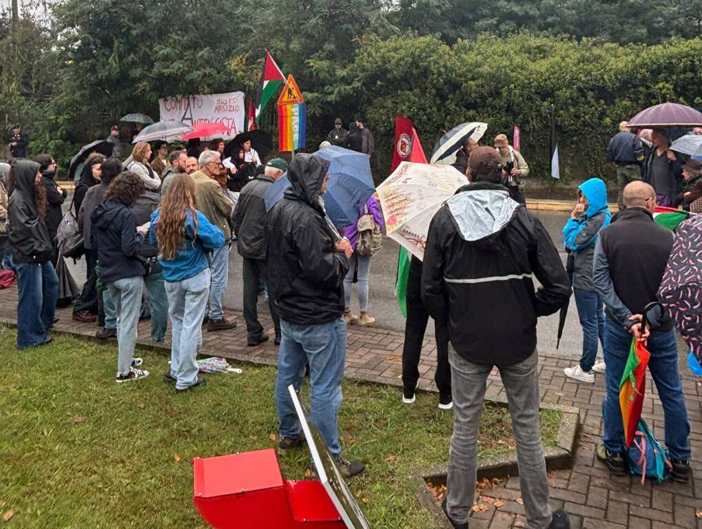La protesta contro le forniture a Israele allo stabilimento Leonardo di Cascina Costa