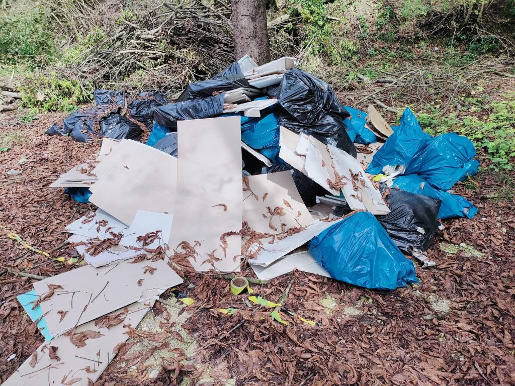 Spazzatura alle Grotte della Valganna