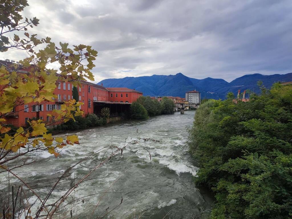 Colori autunnali sul fiume Tresa tra Luino e Germignaga