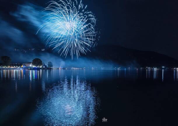 Un cielo di luci sul lago: grande spettacolo pirotecnico a Porto Ceresio