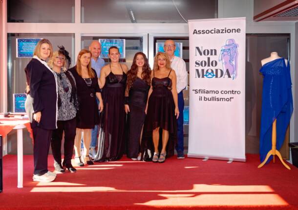 A Vedano Olona i nonni sfilano in passerella con l’associazione “Non Solo Moda”