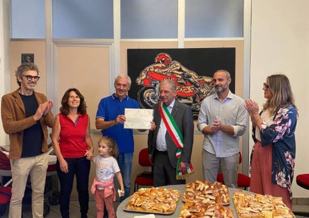 Giovanni Magni riceve un premio per le sue moto a Samarate