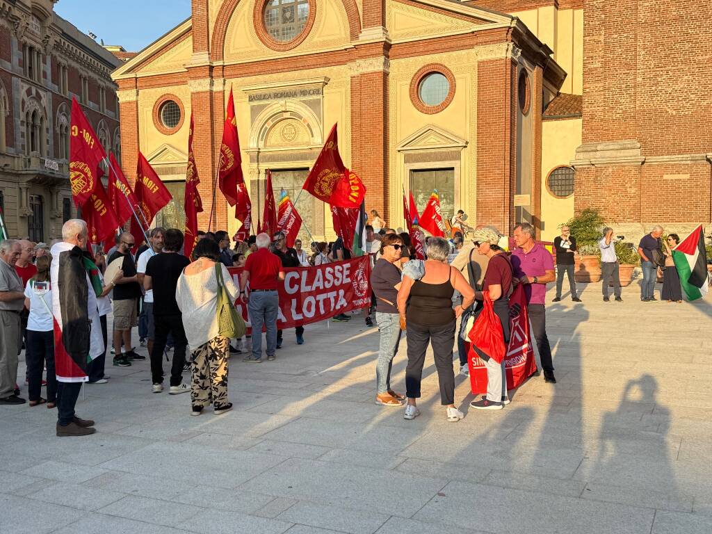 In 200 in piazza San Magno a Legnano per il presidio per Gaza di Cgil