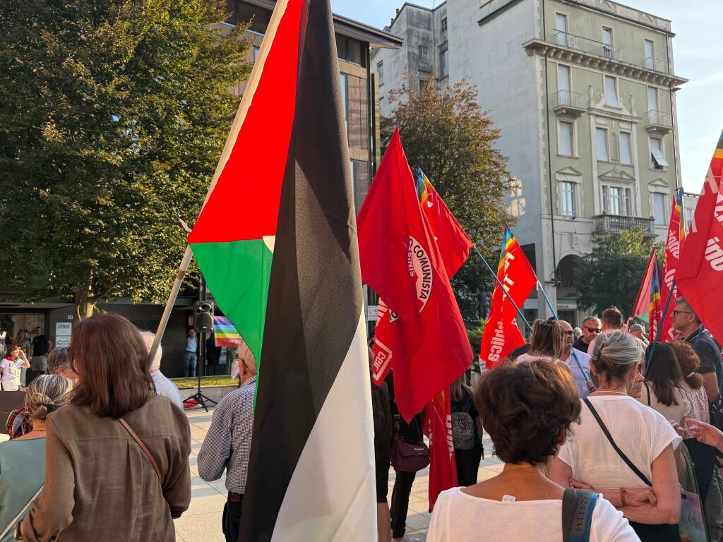 In 200 in piazza San Magno a Legnano per il presidio per Gaza di Cgil