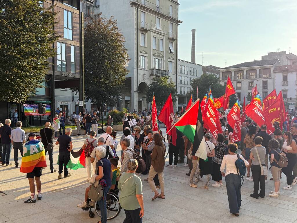 In 200 in piazza San Magno a Legnano per il presidio per Gaza di Cgil